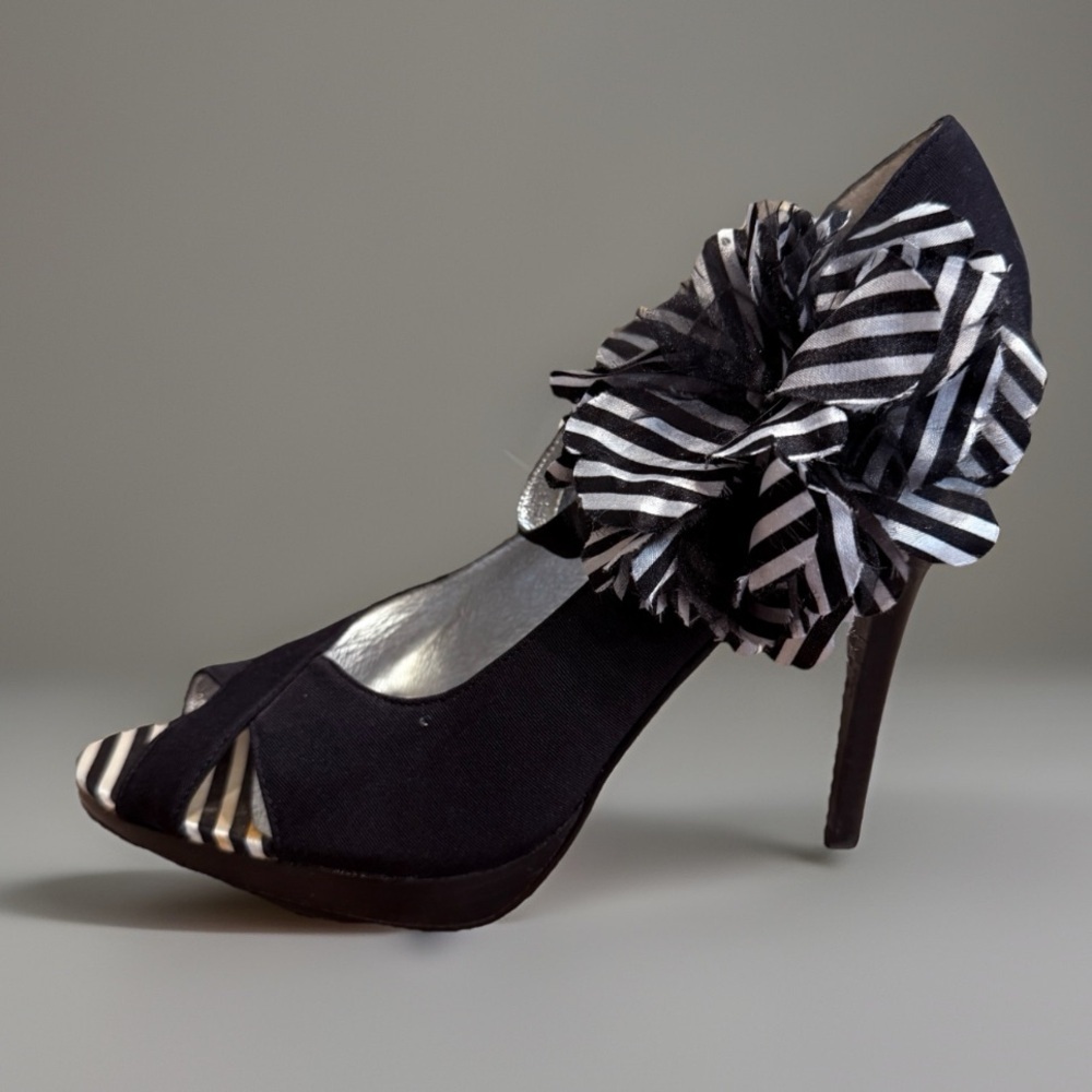 White Striped Flower Accent Peep Toe High Heels - Picture 11 of 13